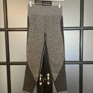 PINK Victoria’s Secret seamless leggings pants size medium M gray/black